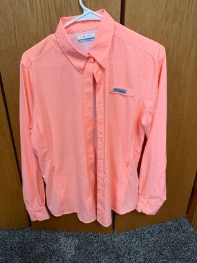 Columbia women’s Long-Sleeve Coral Button-Up PFG shirt